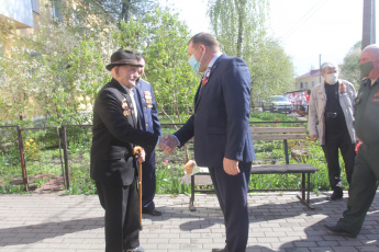 Руководители Хохольского района посетили ветеранов ВОВ